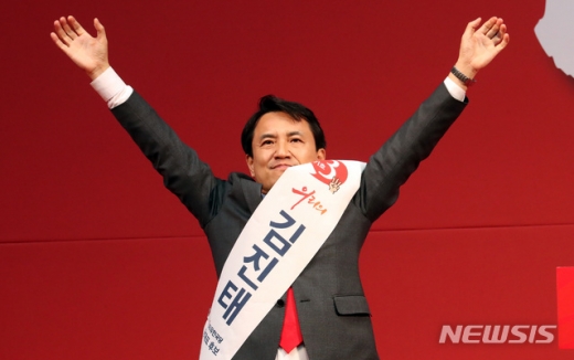 지난 22일 경기도 성남시 성남실내체육관에서 열린 자유한국당 제3차 전당대회 수도권 강원 합동연설회에서 김진태 당 대표 후보자가 지지를 호소하고 있다./사진=뉴시스
