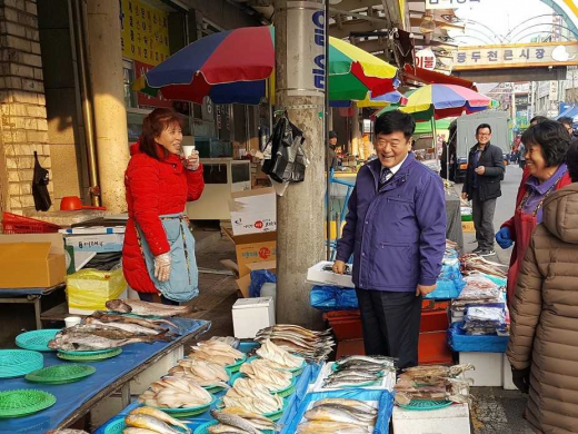 '공직자 전통시장 체험활동 날'을 체험하고 있는 최용덕 동두천 시장. / 사진제공=동두천시