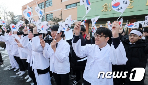22일 오전 경기도 성남시 분당구 낙생고등학교에서 학생들과 애국지사의 후손이 3·1절 100주년을 기념해 만세 운동을 재연하고 있다./사진=뉴시스