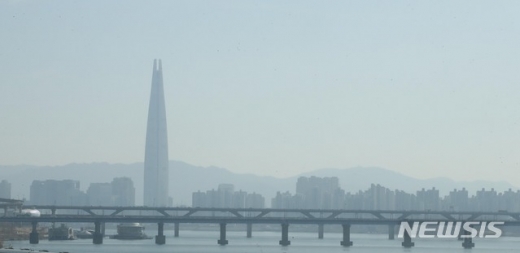 전국에 미세먼지가 가득한 23일 오후 서울 광진구 인근에서 바라본 롯데월드타워 주변이 뿌옇게 보이고 있다./사진=뉴시스