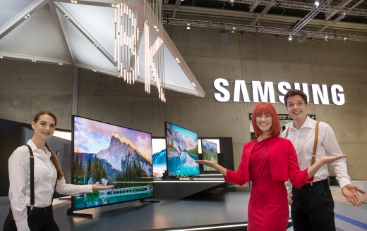 IFA 2018 공식 모델과 삼성전자 모델이 8K 해상도와 퀀텀닷을 기반으로 한 삼성전자 'QLED 8K'를 소개하고 있다. /사진=삼성전자