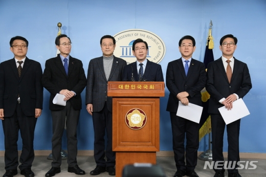 박원순 서울시장은 24일 오전 국회 정론관에서 열린 '5·18 민주화운동의 올바른 인식과 가치 실현을 위한 대한민국 시·도지사 공동입장문' 발표 기자회견에 참석했다. /사진=뉴시스(서울시 제공) 