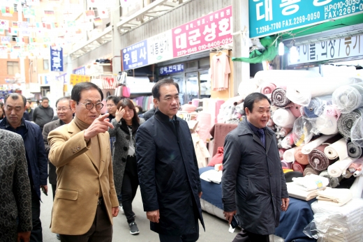 정장선 평택시장이 서울 광장시장을 둘러보고 있다. /사진제공=평택시