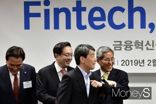 [머니S포토] 금융지주회장 간담회, 시작은 화기애애