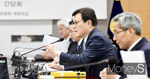 [머니S포토] 핀테크 관련 입 뗀 최종구 금융위원장