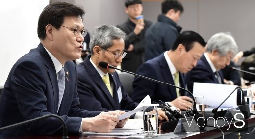 [머니S포토] 최종구 위원장, 금융지주사 회장 앞 모두발언