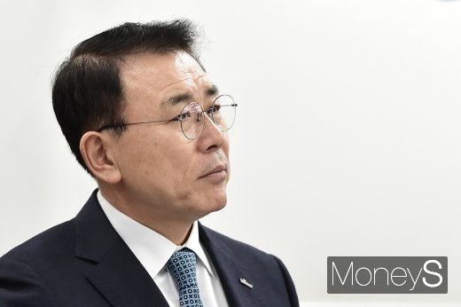 [머니S포토] 금융위 발언 경청하는 조용병 회장