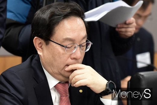 [머니S포토] 금융지주회장 간담회, 고심하는 손태승 회장