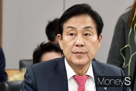 [머니S포토] 금융지주 회장 간담회 참석한 김정태 회장