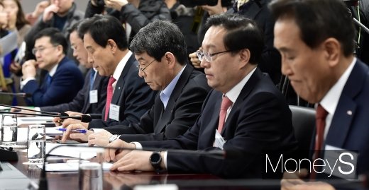 [머니S포토] 한자리에 모인 금융 인사들