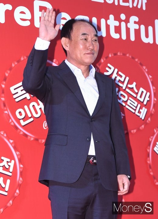 [머니S포토] 김학범 감독, 카리스마 넘치는 손인사
