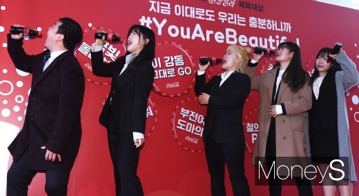 [머니S포토] 카투용선 대표팀 '오늘은 콜라 파티'