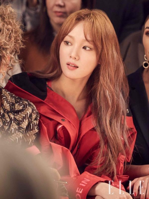 [★패션] 이성경, 밀라노서 '레드'로 시선장악