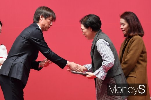 [머니S포토] 홍명보 전무, 고 이민혜 선수 특별상 시상