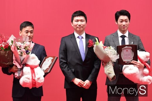 [머니S포토] 유승민 선수의원 '여서정과 조대성 선수 신인상 축하드립니다'