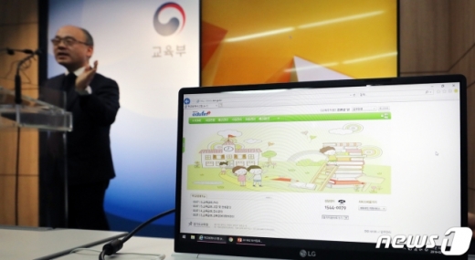 설세훈 교육부 교육복지정책국장이 지난 18일 정부세종청사 교육부에서 사립유치원에 도입되는 회계관리시스템 '에듀파인'을 시연하고 있다. /사진=뉴스1