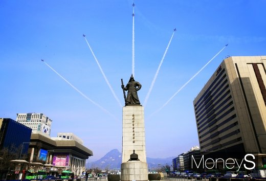 [머니S포토] 블랙이글스, 광화문 날아오르다