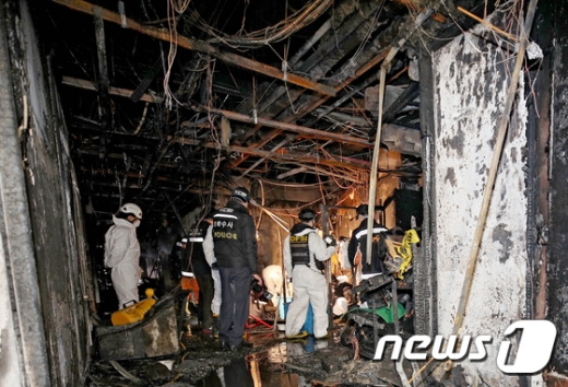 19일 오전 불이 나 2명이 숨지고 50여명이 부상한 대구 중구 포정동 주상복합아파트 건물 4층 남자목욕탕 발화추정 지점에서 이날 오후 전기안전공사, 소방당국, 국과수 등 관련 기관의 합동감식이 진행되고 있다./사진=뉴스1