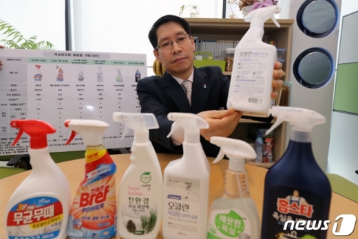 25일 김동필 한국소비자원 화학환경팀장이 2정부세종청사 공정거래위원회 기자실에서 스프레이형 욕실세정제 가격·품질 비교정보 브리핑을 하고 있다./사진=뉴스1DB 