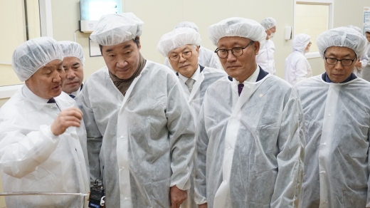 지난 22일 밤뜨래맛맛 현장간담회에 참석한 이낙연 총리(가운데 왼쪽)와 최종삼 홈앤쇼핑 사장(가운데 뒤편)의 모습. @머니S MNB, 식품 외식 유통 · 프랜차이즈 가맹 & 유망 창업 아이템의 모든 것