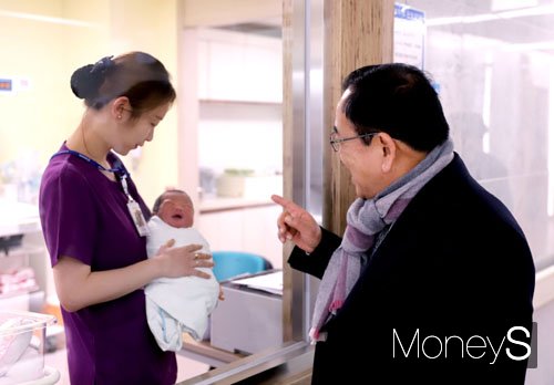 김준성 영광군수가 신생아를 보며 흐믓한 미소를 짓고 있다. /사진=영광군 제공