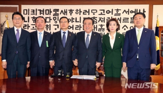 5일 서울 여의도 국회 의장실에서 문희상 의장과 여야 5당 원내대표. 왼쪽부터 윤소하 정의당 , 장병완 민주평화당, 홍영표 더불어민주당, 문의장, 나경원 자유한국당, 김관영 바른미래당 원내대표. /사진=뉴시스 박영태 기자