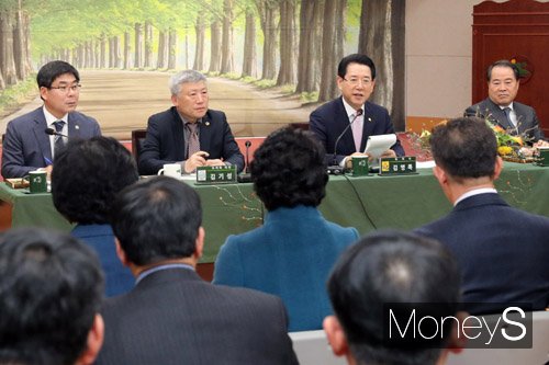도민과 대화를 위해 담양군을 방문한 김영록 전남도지사(오른쪽 2번째)가 "달빛내륙철도가 광주에서 담양을 거쳐 대구로 갈 수 있도록 힘쓰겠다"고 발언하고 있다./사진=전남도 제공