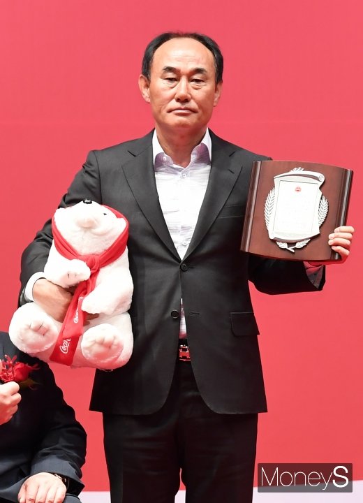 [머니S포토] 김학범 감독, 우수지도자상 수상