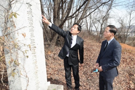 이재준 고양시장(오른쪽)이 정동일 고양시 문화재전문위원으로부터 화전동 묘비석에 대한 설명을 듣고 있다. /사진제공=고양시