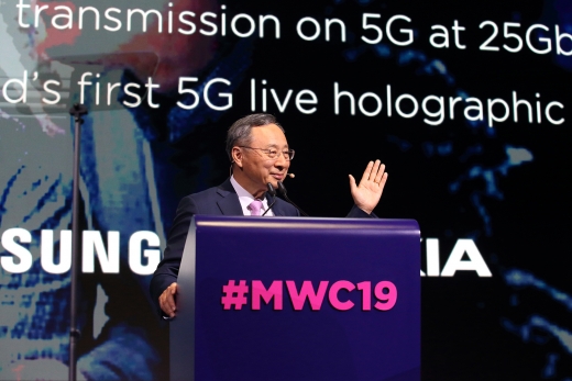 MWC2019 에서 기조연설 하는 황창규 회장. /사진=KT
