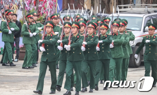 지난 25일 김정은 북한 국무위원장이 특별열차편으로 도착할 것으로 예상되는 베트남 랑선성 동당역에 베트남 의장대가 도착하고 있다. /사진=뉴스1
