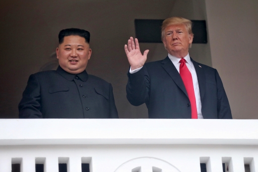 김정은 북한 국무위원장과 도널드 트럼프 미국 대통령이 지난해 싱가포르 센토사 섬 카펠라호텔에서 취재진을 향해 인사하고 있다. /사진=싱가포르통신정보부