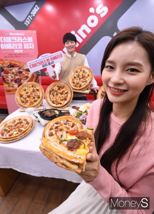 [머니S포토] 도미노피자, 봄 신제품 '더블크러스트 이베리코 피자' 출시