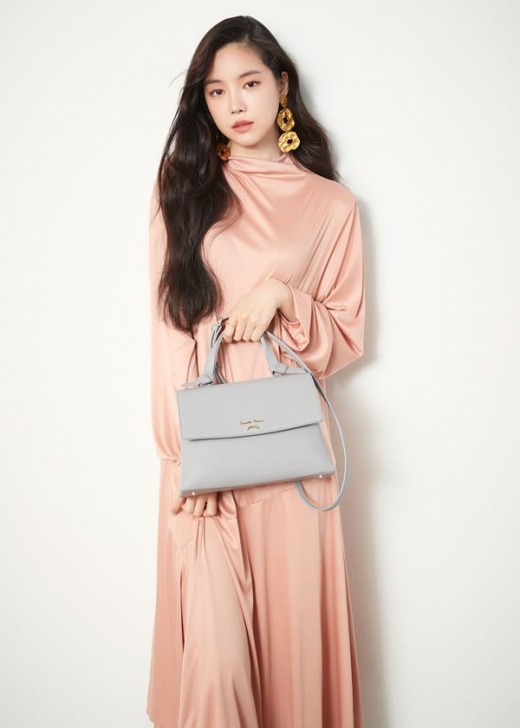 [★화보] 손나은, 럭셔리부터 섹시까지 '봄 코디' 제안