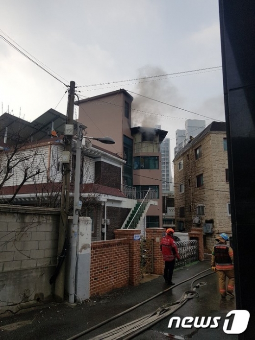 20일 오후 2시51분께 인천시 연수구 옥련동 한 빌라 3층 A씨(65) 불이 나 신고를 받고 출동한 소방대원이 진화작업을 벌이고 있다. 이 불로 A씨가 전신 화상을 입고 인근 병원으로 옮겨졌으나, 치료 도중 끝내 숨졌다./사진=뉴스1(공단소방서 제공) 
