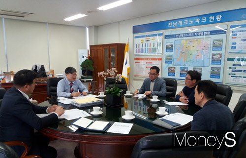 25일 유동국 전남테크노파크원장과 세라믹기업협의회 관계자들이 전남의 세라믹산업 활성화을 모색하기 위해 머리를 맞대고 있다./사진=전남TP 제공