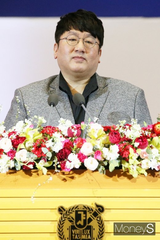 [머니S포토] 서울대 축사로 나선 BTS 아버지 방시혁 대표