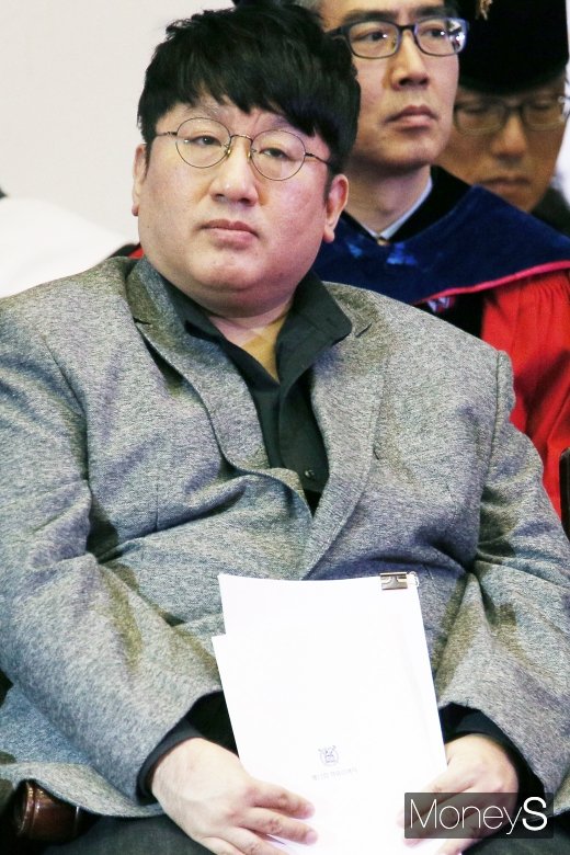 [머니S포토] 서울대 학위 수여식 참석한 방시혁, 무슨 생각?