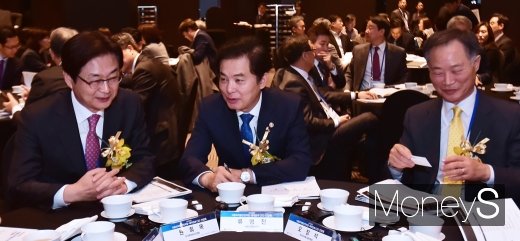 [머니S포토] 제약업계와 의견 나누는 류영진 식약처장