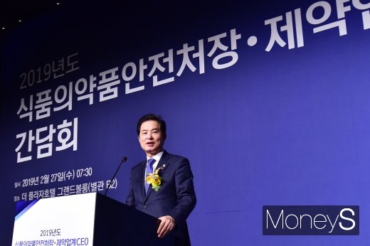 [머니S포토] 정부 정책 관련 입 뗀 류영진 식약처장