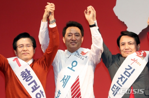 지난 22일 경기도 성남시 성남실내체육관에서 열린 자유한국당 제3차 전당대회 수도권 강원 합동연설회에서 지지연설을 끝낸 황교안, 오세훈, 김진태 당 대표 후보자(왼쪽부터)./사진=뉴시스 박영태 기자