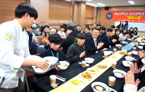 ▲박상철 호남대 총장과 조리과학과 신입생들이 준비된 탕수육과 짜장면을 보고 박수를 치며 환히 웃고 있다./사진제공=호남대학교 
