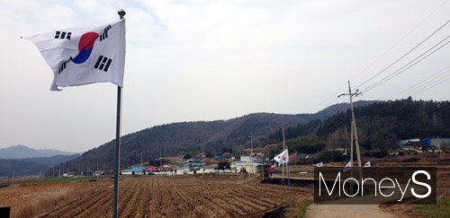 10년 째 태극기 100개가 펄럭이고 있는 전남 진도 송산마을 /사진=진도군 제공