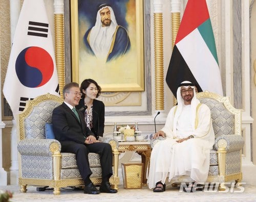 지난해 문재인 대통령과 모하메드 빈 자이드 알 나흐얀 UAE 아부다비 왕세제의 모습. 