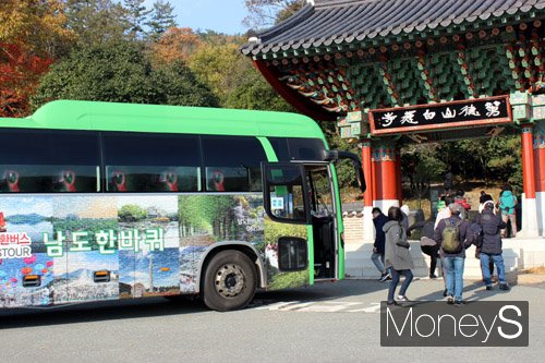 관광지 광역순환버스인 '남도한바퀴' 차량이 강진 백련사에 도착해 관광객들이 관광에 나서고 있다. /사진=전남도 제공