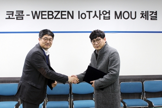 임형준 웹젠 실장(오른쪽)과 고진호 코콤 부사장이 MOU를 체결하고 기념사진을 찍고 있다. /사진=웹젠
