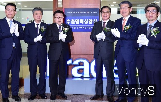 [머니S포토] 수출활력상황실 개소, 박수 치는 내외빈