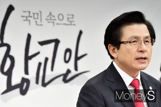 황교안 전 국무총리가 지난달 29일 서울 영등포 자유한국당 당사에서 차기 지도부 선출을 위한 2·27 전당대회 당대표 출마를 공식 선언하고 있다. /사진=임한별 기자