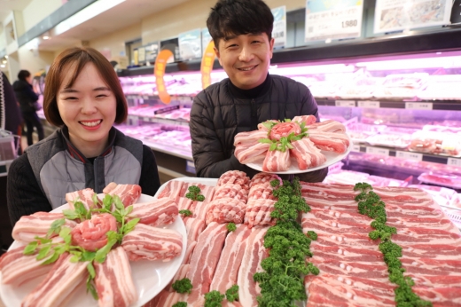 삼겹살데이를 앞두고 롯데마트 상무점 직원이 삼겹살을 선보이고 있다.