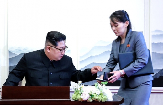지난해 4월27일 열린 3차 남북정상회담에서  김정은 위원장은 남측이 준비한 펜을 사용하지 않았다./사진=로이터